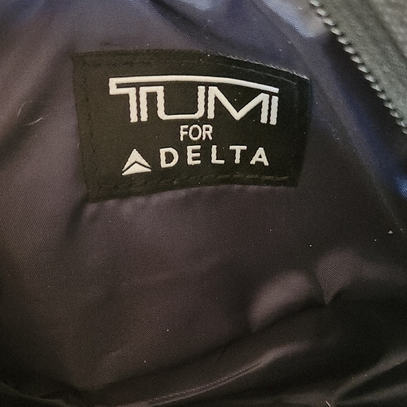 Tumi Small Black Cosmetic Or Toiletry Bag for Men - Picture 4 of 5